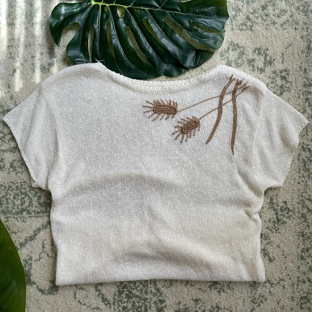 Vintage cream short sleeve sweater w/ gold detail